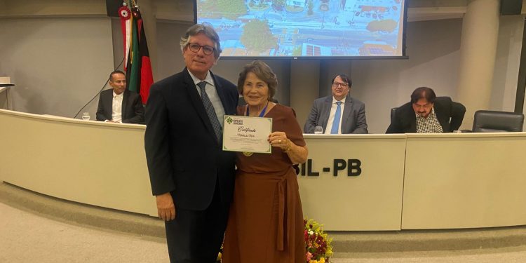 Nilda Gondim recebe homenagem por sua atuação em favor do Hospital Laureano, referência no tratamento