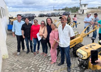 Veneziano entrega máquinas junto com a Codevasf beneficiando agricultores familiares de Campina Grande
