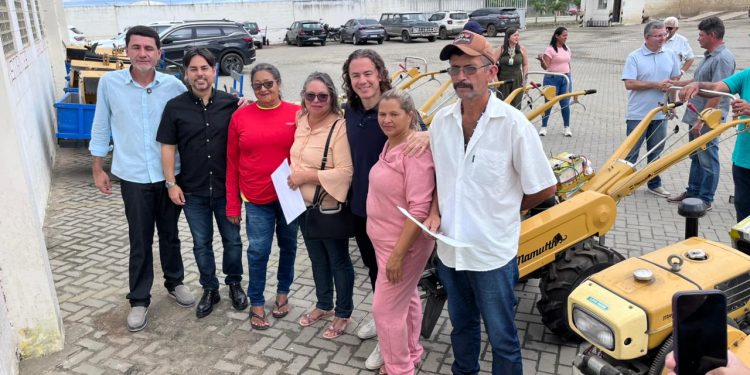 Veneziano entrega máquinas junto com a Codevasf beneficiando agricultores familiares de Campina Grande
