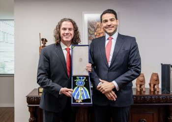 Veneziano recebe a mais alta comenda da AGU pelos “relevantes serviços” prestados ao Brasil como senador