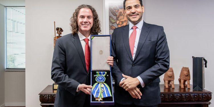 Veneziano recebe a mais alta comenda da AGU pelos “relevantes serviços” prestados ao Brasil como senador