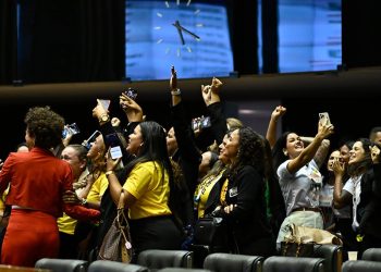 Congresso derruba veto de Lula e garante indenização de R$ 50 mil mais pensão vitalícia a vítimas do Zika vírus