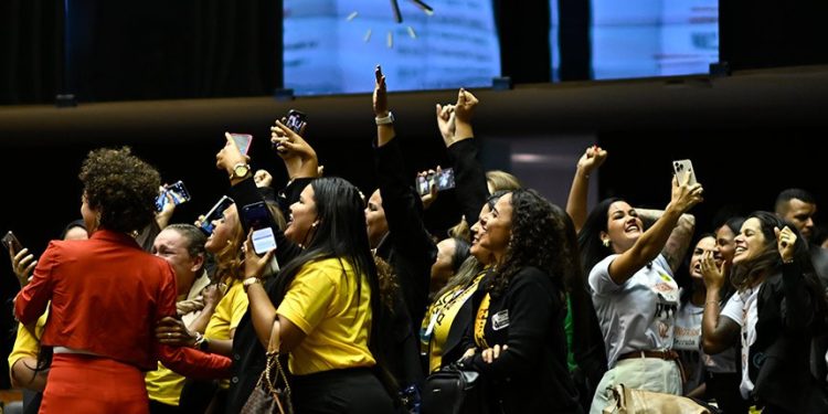 Congresso derruba veto de Lula e garante indenização de R$ 50 mil mais pensão vitalícia a vítimas do Zika vírus