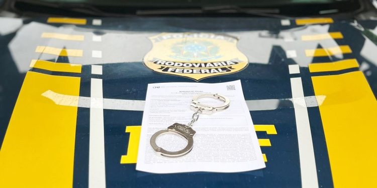 PRF prende em Santa Rita acusado de assassinar prefeito do município de João Dias (RN) e o pai dele