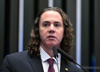 Líder da Maioria no Senado, Veneziano critica Trump por tarifa de 50% sobre exportações brasileiras a pedido de Bolsonaro