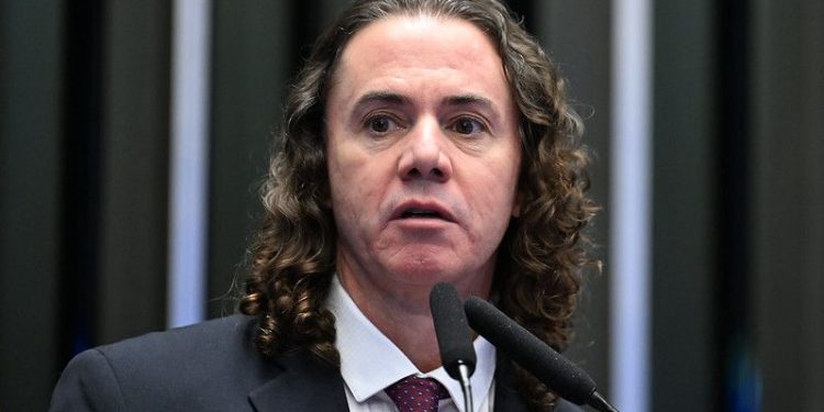 Líder da Maioria no Senado, Veneziano critica Trump por tarifa de 50% sobre exportações brasileiras a pedido de Bolsonaro