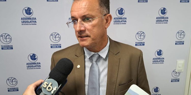 Sargento Neto cobra responsabilização criminal por exposição de criança em dança sensual em palco em Cubati