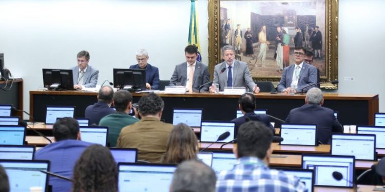 Comissão da Câmara aprova projeto que isenta de Imposto de Renda quem ganha até R$ 5 mil mensais