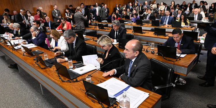 Mudança no Código Eleitoral tem polêmica em quarentena a militares, juízes e promotores que quiserem disputar eleições