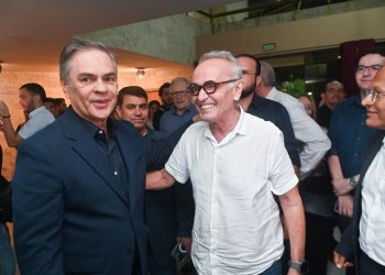 Cícero prestigia lançamento do filme “Habeas Pinho” sobre Ronaldo Cunha Lima, “Pela história que construímos juntos”