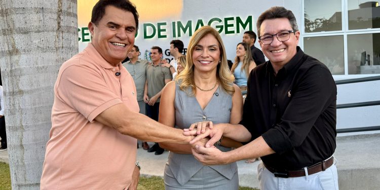 Ao lado da prefeita Delúsia, Wilson Santiago anuncia mais de R$ 1,8 milhão para a Saúde de Queimadas