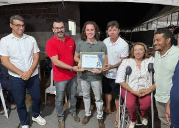 Ao lado dos deputados Chió e Cida Ramos, Veneziano recebe título de cidadão em Casserengue