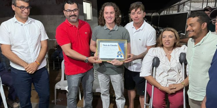 Ao lado dos deputados Chió e Cida Ramos, Veneziano recebe título de cidadão em Casserengue