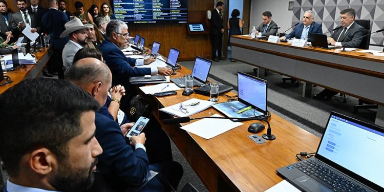 CPI do INSS no Congresso pede ao STF prisão de 21 pessoas denunciadas por fraude contra aposentados