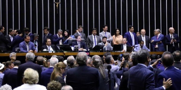 Câmara retira MP do IOF de pauta, enterra proposta e impõe nova derrota ao Governo no Congresso
