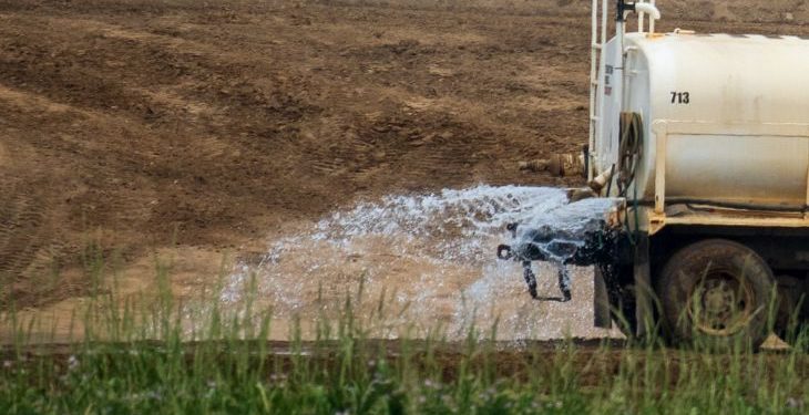 MP investiga se caminhão-pipa da Prefeitura de Serra Branca foi usado indevidamente na fazenda do dono da Pixbet