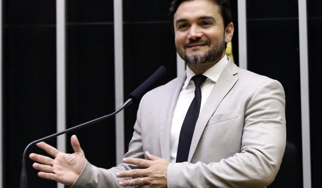 União Brasil suspende Sabino por não cumprir decisão do partido de deixar Ministério no Governo Lula