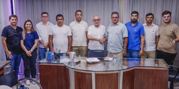 Pré-candidato a governador, Cícero Lucena recebe apoio de ex-prefeito de Tenório e vereadores de Juarez Távora