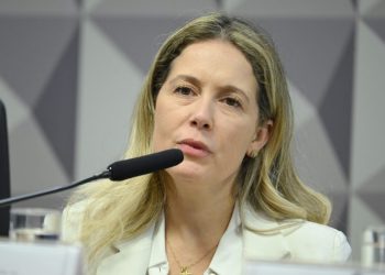 Empresária Thaisa Hoffmann, investigada por receber R$ 11,9 milhões, fica em silêncio na CPMI do INSS