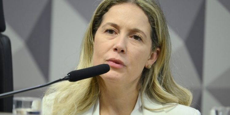 Empresária Thaisa Hoffmann, investigada por receber R$ 11,9 milhões, fica em silêncio na CPMI do INSS
