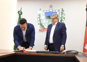 João Azevêdo transmite cargo para vice-governador Lucas Ribeiro que ficará 10 dias a frente do Governo