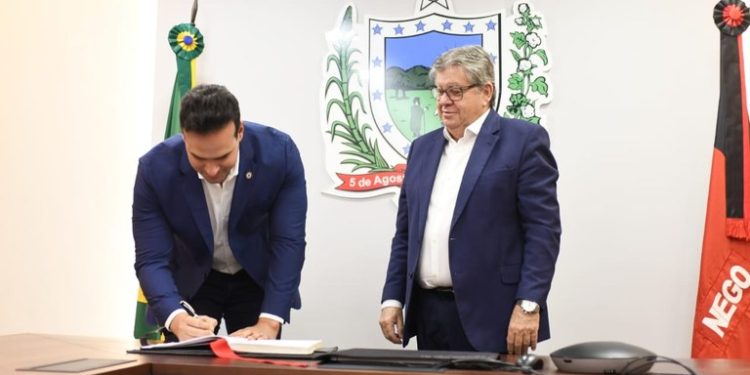 João Azevêdo transmite cargo para vice-governador Lucas Ribeiro que ficará 10 dias a frente do Governo