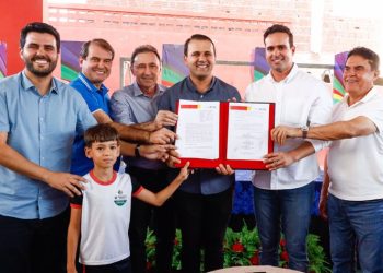 Lucas Ribeiro visita obras em Bernardino Batista e Uiraúna e firma convênio para construção de escola