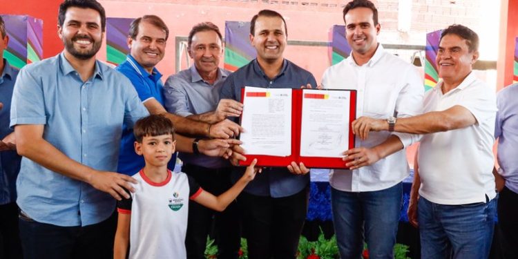 Lucas Ribeiro visita obras em Bernardino Batista e Uiraúna e firma convênio para construção de escola
