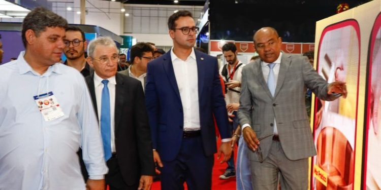 Lucas Ribeiro participa de abertura da Consuper e destaca ações do Governo que impulsionam o setor