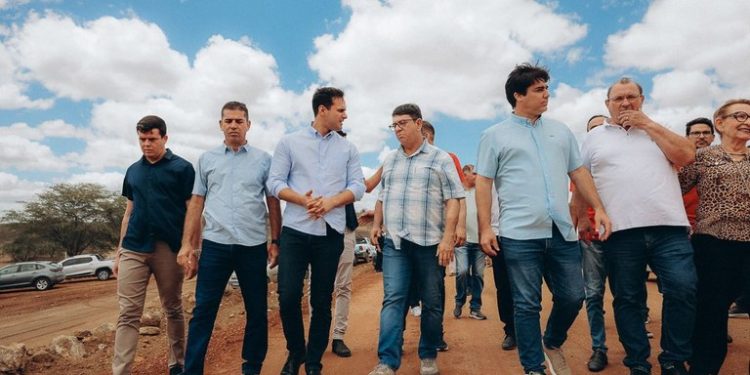 Lucas Ribeiro inspeciona obras de mobilidade urbana em Boqueirão e reforça desenvolvimento da região