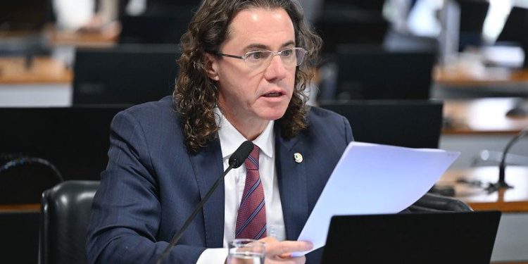 Senado aprova Relatório de Veneziano a projeto que proíbe cobrança de bagagem de mão de até 10 kg em voos
