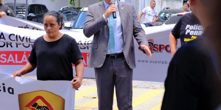 Durante ato, Sargento Neto cobra valorização real dos policiais: “Não adianta só propaganda, governador”