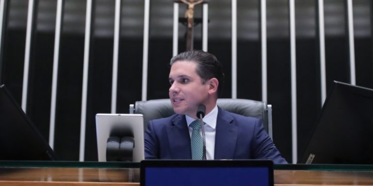 Hugo Motta critica deputado do Psol que ocupou cadeira da presidência para impedir andamento dos trabalhos