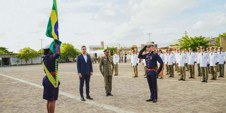 Lucas Ribeiro participa da formatura de novos aspirantes a oficial da Polícia Militar da Paraíba