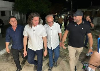 Ao lado de Cícero, Veneziano e prefeito Léo Martins entregam ruas pavimentadas na cidade de Sobrado