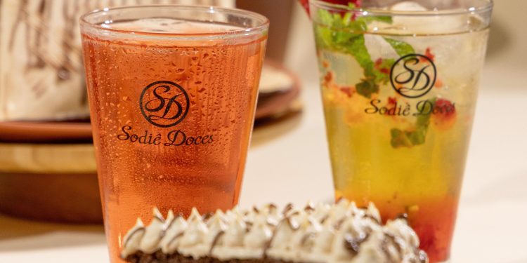 Sodiê Doces lança bolos caseiros premium e bebidas geladas zero açúcar em parceria com a Red Bull
