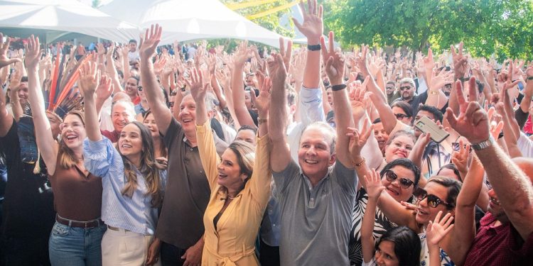 Prefeita de Conde, Karla Pimentel reúne multidão e anuncia apoio a Lucas, João, Nabor, Aguinaldo e Olívia