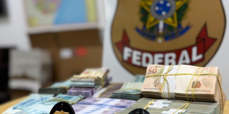 Polícia Federal prende suspeitos e apreende R$ 329 mil em investigação contra desvios de recursos públicos