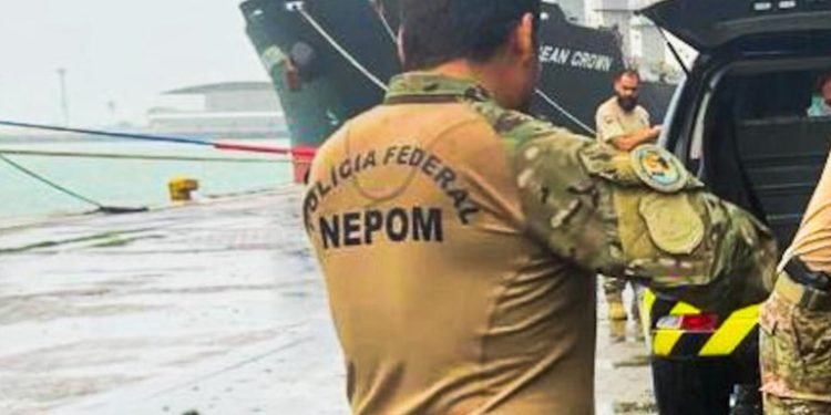 PF apreende 1,3 tonelada de entorpecentes no oceano Atlântico em ação conjunta com militares franceses