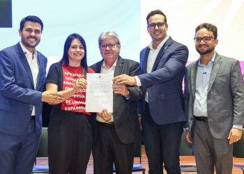 João Azevêdo empossa mil novos professores da Rede Estadual e destaca avanços na Educação da Paraíba