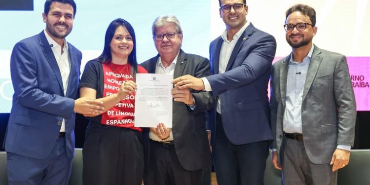 João Azevêdo empossa mil novos professores da Rede Estadual e destaca avanços na Educação da Paraíba