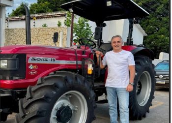 Segundo trator no Sertão: Luciano Cartaxo entrega mais um equipamento em Curralinho, zona rural de Sousa
