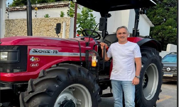 Segundo trator no Sertão: Luciano Cartaxo entrega mais um equipamento em Curralinho, zona rural de Sousa