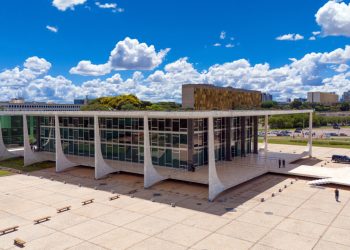 Moraes determina cumprimento de pena de 16 anos de prisão de coronéis da PM condenados por omissão nos eventos de 8/1