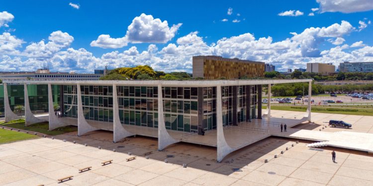 Moraes determina cumprimento de pena de 16 anos de prisão de coronéis da PM condenados por omissão nos eventos de 8/1