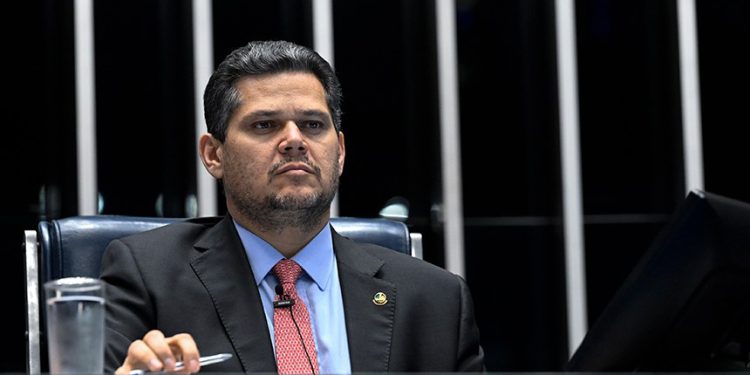 Após cobrança de senadores, presidente do Senado deve anunciar sessão para apreciar projeto de redução das penas do caso 8/1