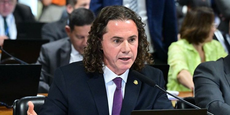 Senador Veneziano volta a cobrar celeridade em tramitação de projeto que propõe fim da escala 6 x 1