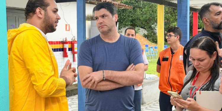 Léo Bezerra visita áreas atingidas pelas chuvas na Capital e coloca estrutura da Prefeitura à disposição das famílias
