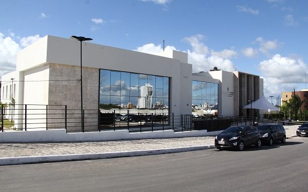 MP apura invasão e construções de alvenaria e estruturas metálicas em área pública em Campina Grande