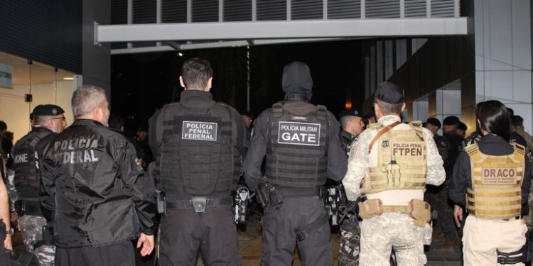 Operação no país cumpre 236 mandados, 71 de prisão e 165 de busca na Paraíba e mais 15 estados contra o crime organizado